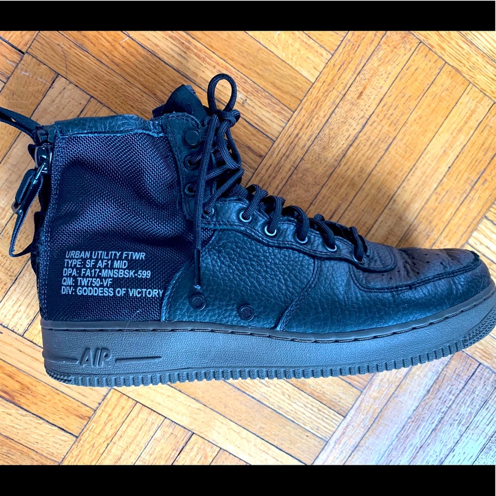 Nike AF- 1 leather urban sneakers- Size US 9.5
